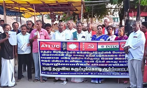 அனைத்து தொழிற்சங்கங்களின் கூட்டமைப்பினர் கருப்புக்கொடி ஏந்தி ஆர்ப்பாட்டம்