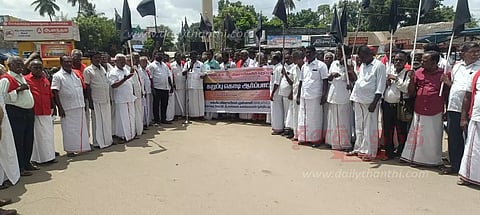 விவசாயிகள் கருப்புக்கொடி ஏந்தி ஆர்ப்பாட்டம்