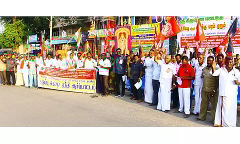 தொழிலாளர் சங்கத்தினர் கருப்பு கொடி ஏந்தி ஆர்ப்பாட்டம்