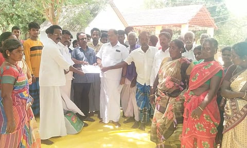 ஊராட்சி தலைவர் பதவி விலகக்கோரி பொதுமக்கள் மனு கொடுத்ததால் பரபரப்பு