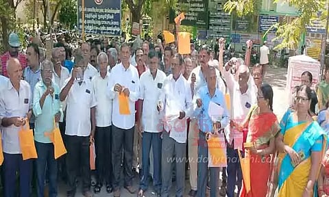 தொடக்க கூட்டுறவு வங்கி ஊழியர்கள் போராட்டம்