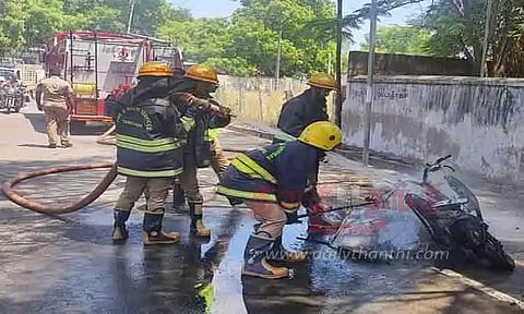 நடுரோட்டில் தீப்பற்றி எரிந்த மோட்டார் சைக்கிள்