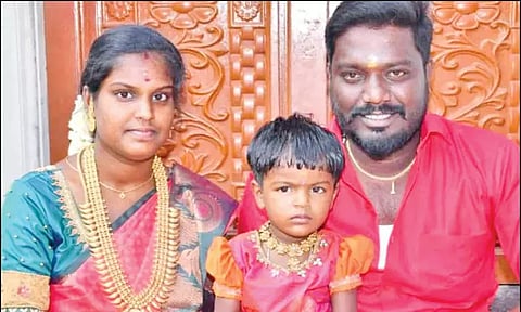 கணவர் இறந்த 4 நாளில் சோகம்: குழந்தையை முதுகில் கட்டிக்கொண்டு கிணற்றில் குதித்து கர்ப்பிணி தற்கொலை