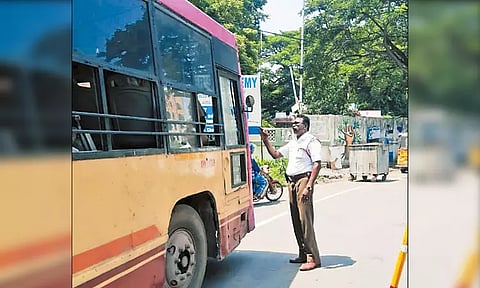 மாநகர பஸ் டிரைவர்களுக்கு போக்குவரத்து போலீசார் கடிவாளம் - சாலையின் நடுவே நிறுத்தினால் நடவடிக்கை
