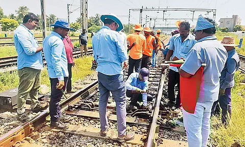 கடம்பத்தூர் அருகே சிக்னல் கோளாறால் ரெயில் போக்குவரத்து பாதிப்பு