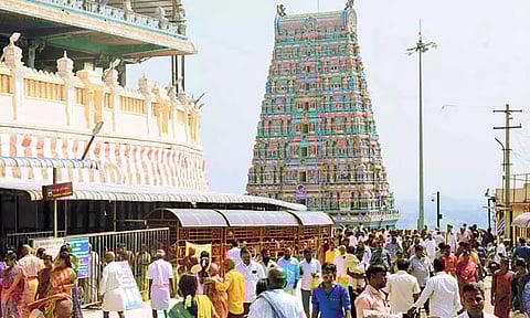 கிருத்திகையையொட்டி திருத்தணி முருகன் கோவிலில் பக்தர்கள் குவிந்தனர்