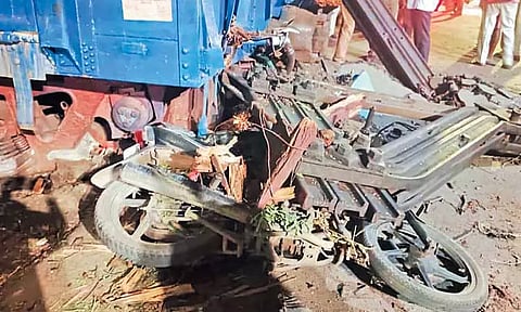 காஞ்சீபுரத்தில் தண்டவாள தடுப்பை உடைத்து கொண்டு ரோட்டுக்கு வந்த சரக்கு ரெயில்