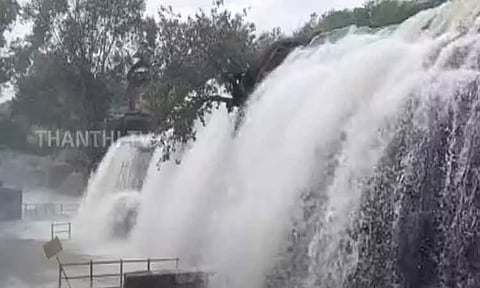 திற்பரப்பு அருவியில் வெள்ளப்பெருக்கு - சுற்றுலா பயணிகளுக்கு 2-வது நாளாக தடை