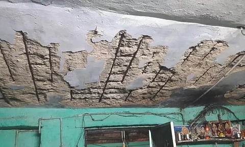 நவம்பட்டி காலனி வீட்டின் மேற்கூரை இடிந்து விழுந்தது