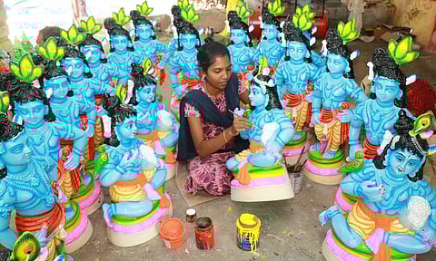 நவராத்திரி விழாவையொட்டி விழுப்புரம் பகுதியில் கொலு பொம்மைகள் தயாரிக்கும் பணி மும்முரம்