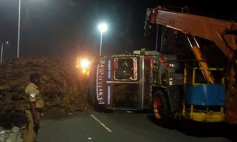 விக்கிரவாண்டி அருகே கரும்பு ஏற்றி வந்த லாரி கவிழ்ந்தது; போக்குவரத்து பாதிப்பு