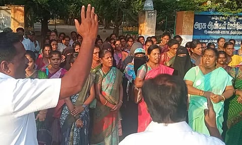 அரசு பள்ளி ஆசிரியர்கள் ஆர்ப்பாட்டம்