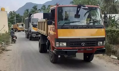 ஜல்லிகற்கள் ஏற்றிச்சென்ற லாரிகள் சிறைபிடிப்பு