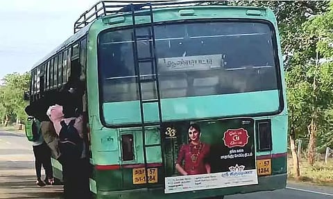 கூடுதல் பஸ்களை இயக்க மாணவர்கள் வலியுறுத்தல்