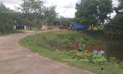 குறுகிய சாலையில் தடுப்புச்சுவர் கட்ட வேண்டும்