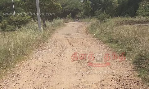 குண்டும்- குழியுமான சாலையில் பரிதாப பயணம்