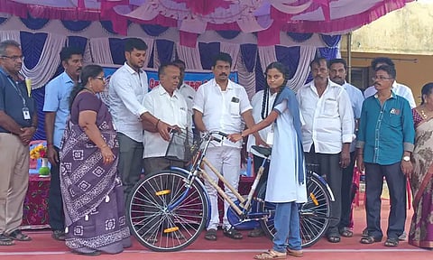 304 மாணவ-மாணவிகளுக்கு விலையில்லா சைக்கிள்