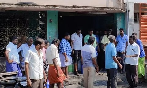 பால் உற்பத்தியாளர் கூட்டுறவு சங்கத்தில் தொழிலாளி தீக்குளிக்க முயற்சி