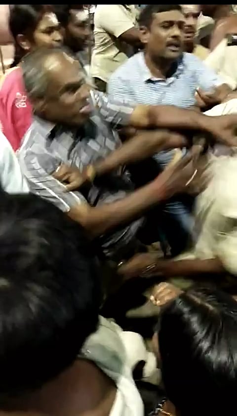 பழனி முருகன் கோவிலில் பக்தர்களை தடுத்த காவலாளிகள்; தள்ளுமுள்ளு ஏற்பட்டதால் பரபரப்பு