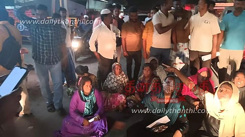 ஈரோட்டில் போலீஸ் நிலையம் முன்பு பெண்கள் திடீர் சாலை மறியல்; போக்குவரத்து பாதிப்பு