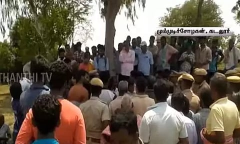 நிலங்களை சமன் செய்ய வந்த என்.எல்.சி. ஊழியர்களை தடுத்து நிறுத்திய கிராம மக்கள் - கடலூரில் பரபரப்பு