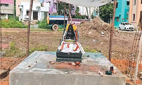 ஆரம்ப சுகாதார நிலையம் கட்ட ஒதுக்கப்பட்ட இடத்தில் விநாயகர் சிலை வைத்து வழிபாடு; தாசில்தார் நடவடிக்கை