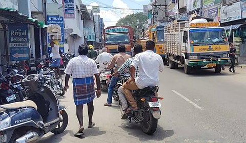 கம்பத்தில்சரக்கு வாகனங்களால் போக்குவரத்து நெரிசல்