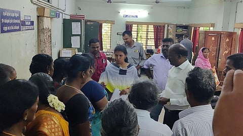 பெரியகுளத்தில்தாலுகா அலுவலகத்தை பெண்கள் முற்றுகை