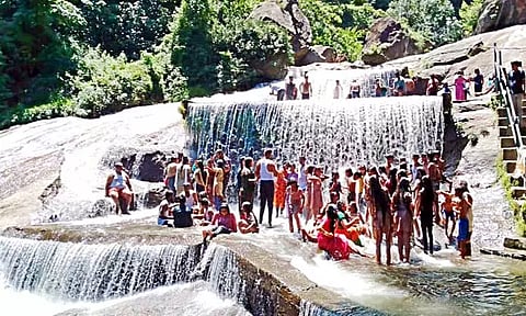 கோவை குற்றாலத்தில் குவிந்த சுற்றுலா பயணிகள்