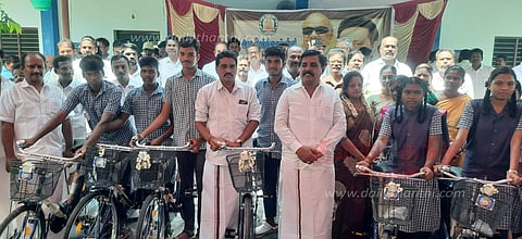 அரசு பள்ளி மாணவ- மாணவிகளுக்கு விலையில்லா சைக்கிள்