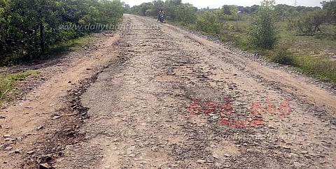 குண்டும், குழியுமாக காட்சி அளிக்கும்என்.புதுப்பட்டி- எருமப்பட்டி சாலை சீரமைக்கப்படுமா?பொதுமக்கள் எதிர்பார்ப்பு