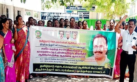 திருச்செந்தூரில் தொடக்கப்பள்ளி ஆசிரியர்கள் ஆர்ப்பாட்டம்