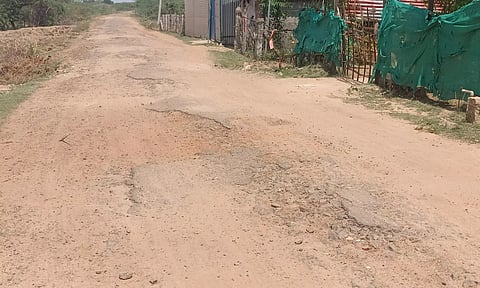 குண்டும், குழியுமான சாலையால் 15 கி.மீ. சுற்றிச்செல்லும் பொதுமக்கள்