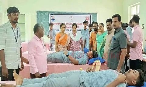 அரசு கல்லூரி மாணவர்கள் ரத்த தானம்