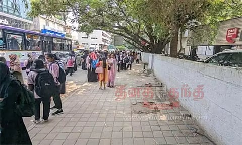 நிழற்குடையை திருடி சென்ற மர்மநபர்கள்பஸ் நிறுத்தத்தையே காணோம்...!