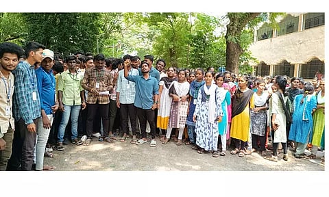 அரசினர் திருமகள் ஆலைக்கல்லூரி மாணவர்கள் உள்ளிருப்பு போராட்டம்