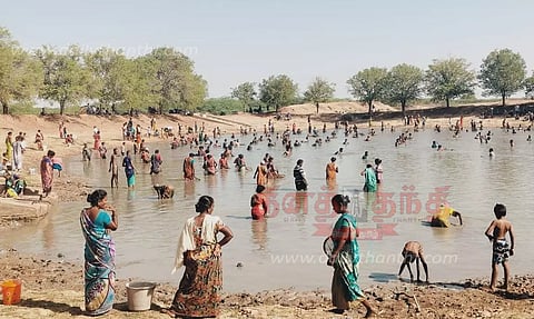 கண்மாயில் இறங்கி உற்சாகமாக மீன் பிடித்த கிராம மக்கள்
