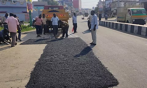 சேதமடைந்த சாலைகள் சீரமைக்கும் பணி தீவிரம்