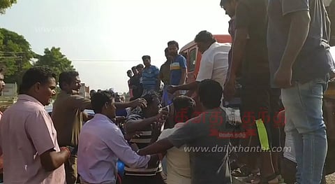 தடுப்பு சுவரில் ஏறி நின்ற காரின் உரிமையாளருக்கு தர்ம அடி