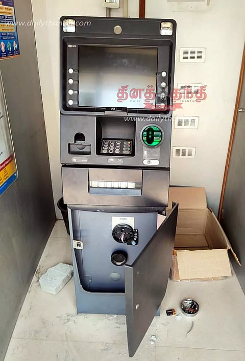 ஈரோட்டில் ஏ.டி.எம். எந்திரத்தை உடைத்து கொள்ளை முயற்சி; அலாரம் ஒலித்ததால் ரூ.10 லட்சம் தப்பியது