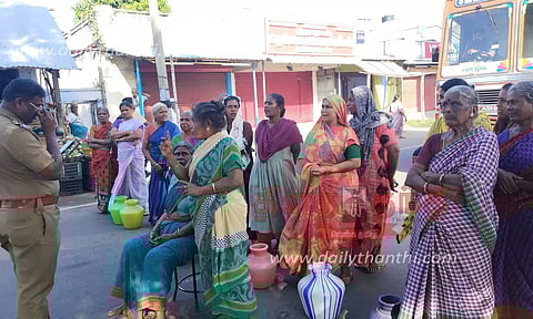புஞ்சைபுளியம்பட்டியில் சீராக குடிநீர் வினியோகிக்ககோரிபெண்கள் சாலை மறியல்