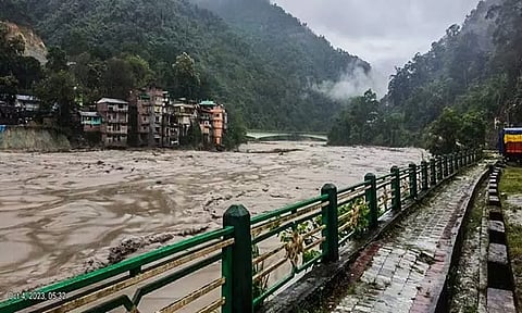 சிக்கிம் வெள்ளம்: பலி எண்ணிக்கை 18 ஆக உயர்வு - மாயமான 98 பேரை தேடும் பணிகள் தீவிரம்