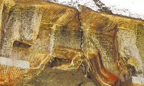 மாமல்லபுரம் குடைவரை மண்டபத்தில் ஏற்பட்ட விரிசலால் மழைநீர் கசிவு; சீரமைக்க பொதுமக்கள் கோரிக்கை