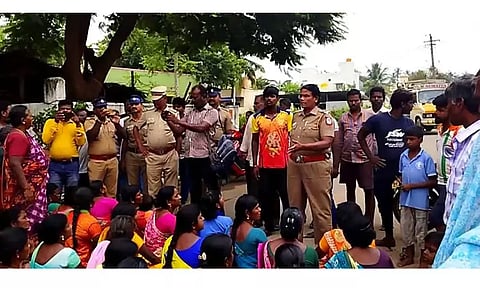 செல்போன் கோபுரம் அமைக்க எதிர்ப்பு தெரிவித்து சாலைமறியல்