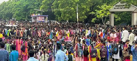 அரசு கலைக் கல்லூரி மாணவர்கள் நுழைவு வாயிலை மூடி போராட்டம்