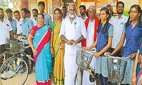 பள்ளி மாணவர்களுக்கு இலவச சைக்கிள்