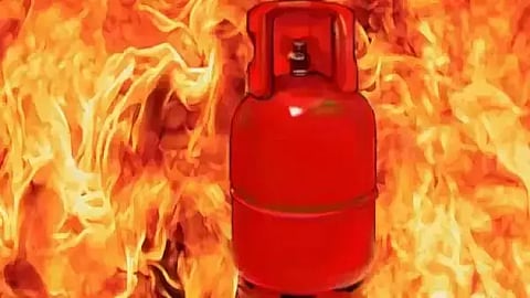 மடிகேரியில் கியாஸ் சிலிண்டர் வெடித்து தம்பதி படுகாயம்