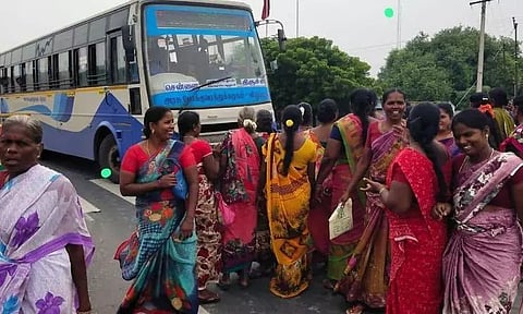 விக்கிரவாண்டியில் மகளிர் உரிமைத்தொகை கேட்டு பெண்கள் சாலை மறியல்; போக்குவரத்து பாதிப்பு