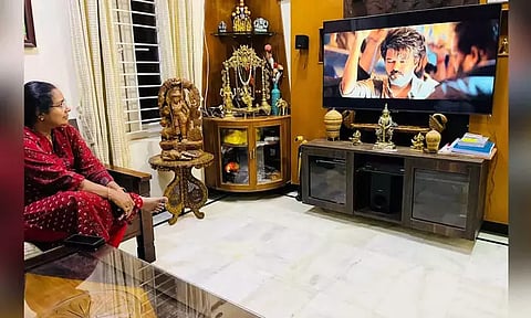 லியோ டிரைலரை ரசித்து பார்க்கும் வானதி சீனிவாசன் -புகைப்படம் வைரல்