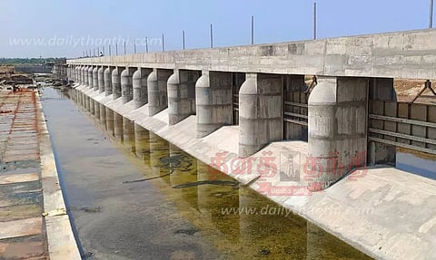 திருநகரி வெள்ளப்பள்ளம் உப்பனாற்றில் 39 மதகுகளுடன் தடுப்பணை